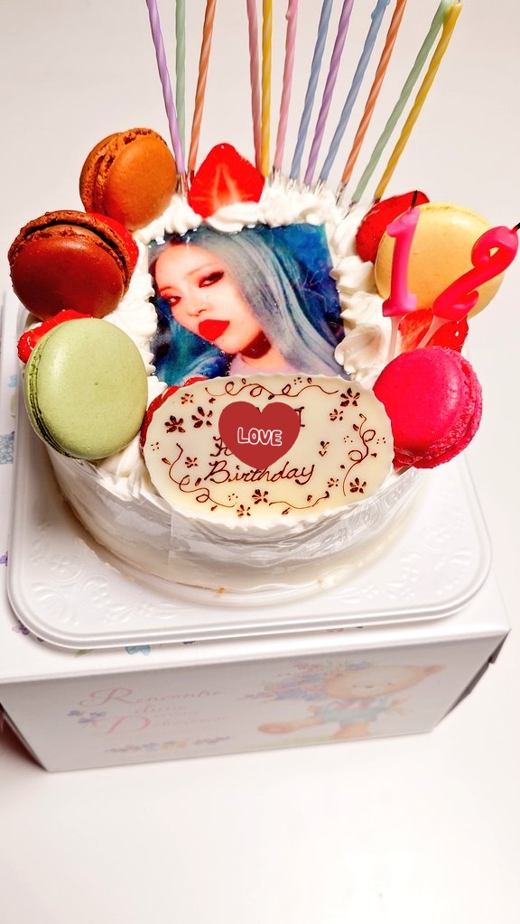 今年の娘のお誕生日ケーキはご要望でフォトケーキに(´｡✪ω✪｡ ` )
引取りに行ったついでに娘の大好きなマカロンを全色買ってケーキに、、、(ΦωΦ)ﾌﾌﾌ･･
喜んでくれて何よりでした😆😆