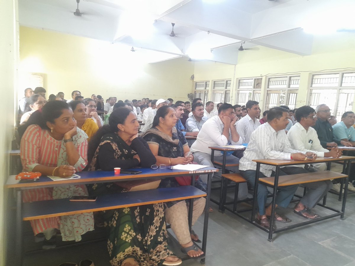 આજ રોજ મતદાર યાદીના ખાસ સઘન સુધારણા (SIR) કાર્યક્રમ અંતર્ગત ૨૦-ખેરાલુ વિધાનસભા મતદારવિસ્તારના સમાવિષ્ટ તમામ બુથ લેવલ ઓફિસર,સેક્ટરઓફિસરની મતદાર નોંધણી અધિકારી સાહેબ શ્રી  ૨૦-ખેરાલુના અધ્યક્ષ સ્થાને તાલીમ રાખવામાં આવી.જે અંતર્ગત  ૨૦-ખેરાલુ મતદાર વિસ્તારના  AERO શ્રી ઉપસ્થિત રહ્યા.