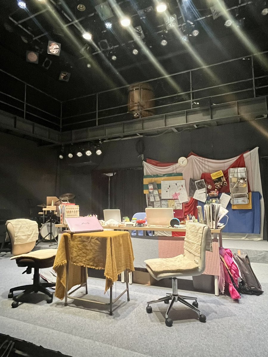 fumi7july's tweet image. タイダン 『オオオ♪オォシゴト！』前作の飛び出す絵本みたいなイメージから演奏も躍動感も健在なんだけど、今回は最後パイプ椅子ひとつで賑やかさの真逆に行き着くところが面白かった。お仕事への懸命さv.s. 人間はちっぽけだなぁとも思う海と砂漠の広さだ〜岡本セキユさんの飛び道具っぷりすごい！！