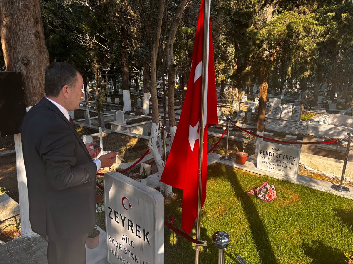 Manisa'mızın unutulmaz değeri, hizmet adamı ve gönül insanı merhum Büyükşehir Belediye Başkanımız Ferdi Zeyrek'i rahmetle anıyoruz.

​O, sadece bir başkan değil, 7'den 70'e herkesin sevgisini ve saygısını kazanmış, samimiyetiyle gönüllerde taht kurmuş bir insandı. 

Aramızdan