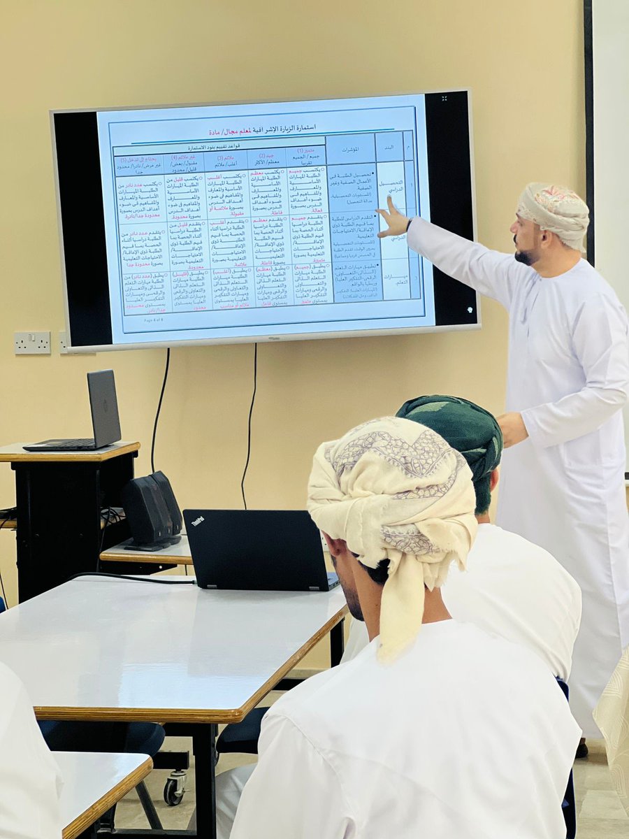 نفذ الفاضل عبدالله البلوشي مشرف مهارات موسيقية ورقة عمل بعنوان “تفعيل المصادر والموارد التعليمية” استهدف معلم المادة ومعلمي المدرسة.
ركزت الورقة على أهمية توظيف وتنويع الموارد التعليمية بما يخدم أهداف الدروس ويراعي احتياجات الطلبة.
كما تناولت دور المعلم في توظيف الوسائل التعليمية