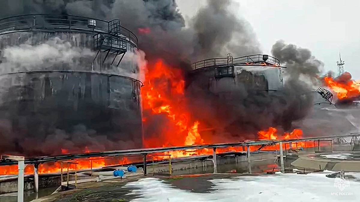 BalkanskeNews's tweet photo. Ukrajina je danas ušla u novu fazu rata — fazu strateške inicijative. Dok Rusija i dalje pokušava iscrpljivati ukrajinsku infrastrukturu beskrajnim raketnim napadima, Kijiv odgovara preciznim, ciljanim i sve dubljim udarima na teritoriju same Rusije.

https://t.co/zBixu6Sdwg https://t.co/WdDJJrhyfY