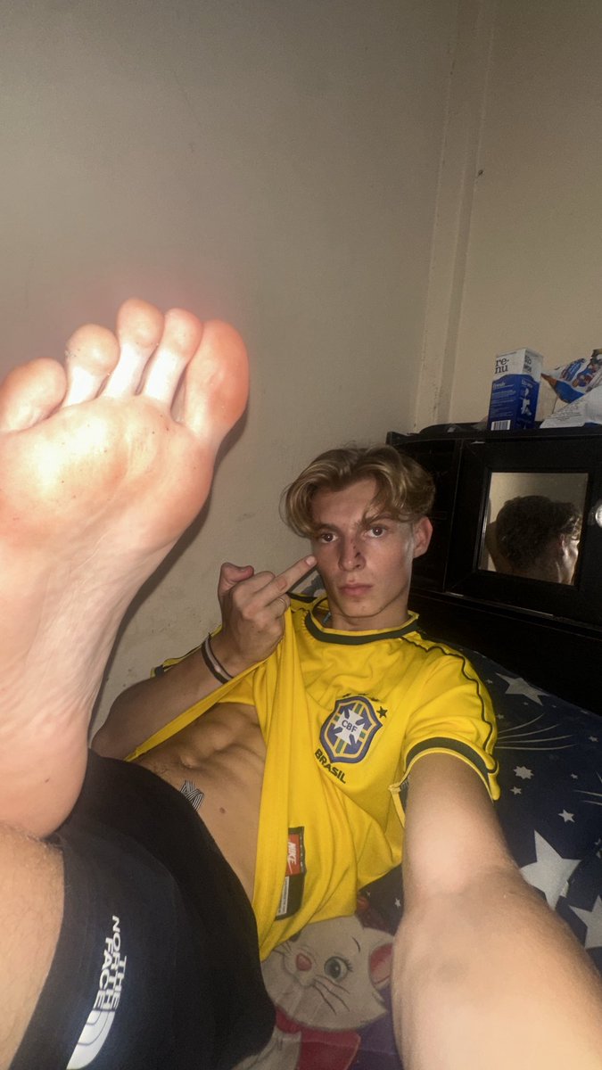 master_aj7's tweet image. rt if you’d eat my feet lol