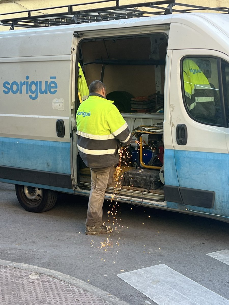 Es normal esto en medio de la calle con los peatones pasando y saltando chispas de la radial sin cordón de seguridad ni nada? <a href="/MADRID/">Ayuntamiento Madrid</a> 
Calle Vencejo
Luego que hay accidentes