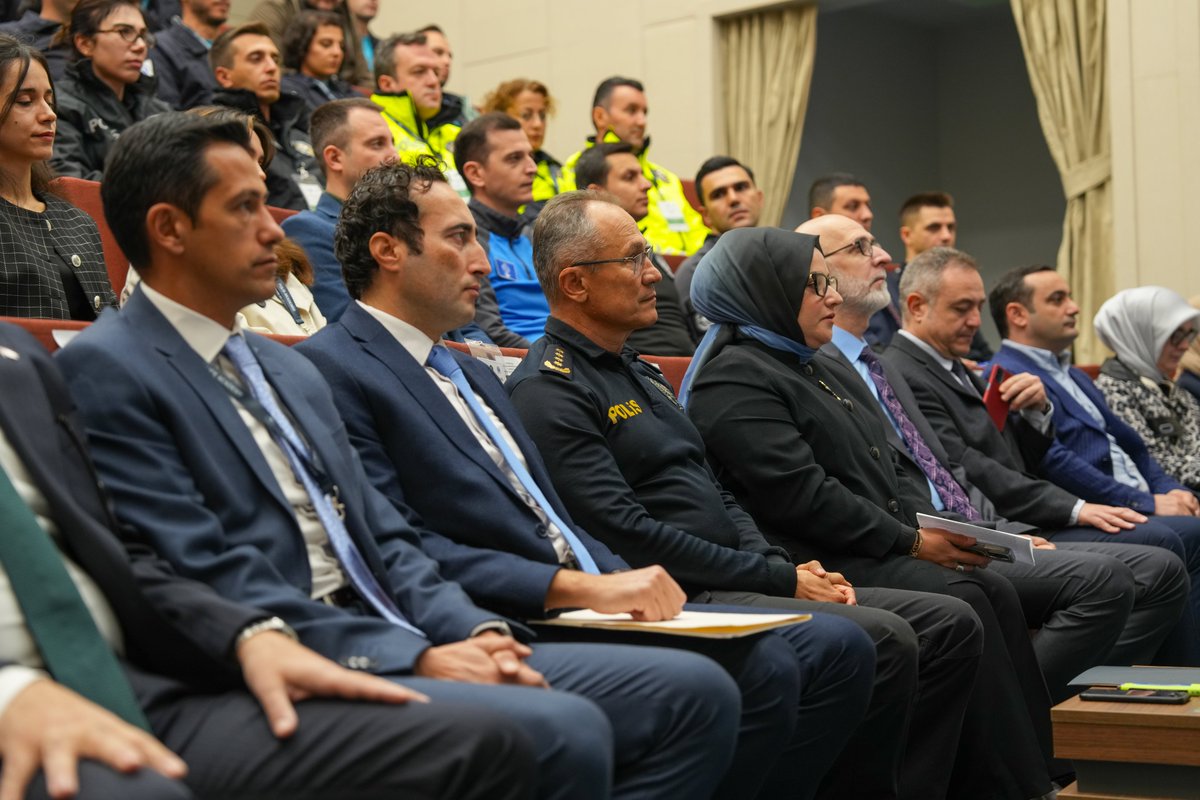 paedutr's tweet image. Polis Akademimiz ve Anadolu Ajansı iş birliğiyle, savaş, afetler ve olağanüstü hallerde görev yapabilecek operasyonel muhabirler yetiştirmek amacıyla 03-14 Kasım 2025 tarihleri arasında düzenlenecek &apos;28. Dönem Savaş Muhabirliği Eğitimi&apos;nin açılış töreni gerçekleştirilmiştir.…