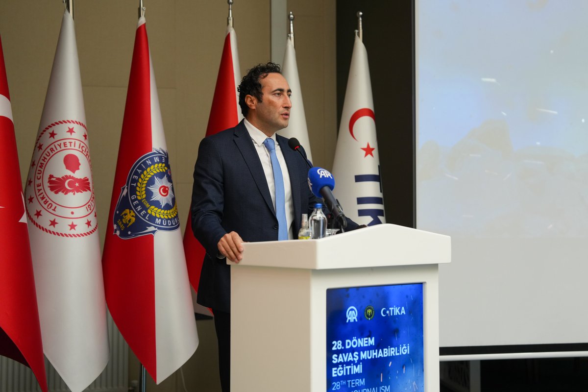 paedutr's tweet image. Polis Akademimiz ve Anadolu Ajansı iş birliğiyle, savaş, afetler ve olağanüstü hallerde görev yapabilecek operasyonel muhabirler yetiştirmek amacıyla 03-14 Kasım 2025 tarihleri arasında düzenlenecek &apos;28. Dönem Savaş Muhabirliği Eğitimi&apos;nin açılış töreni gerçekleştirilmiştir.…