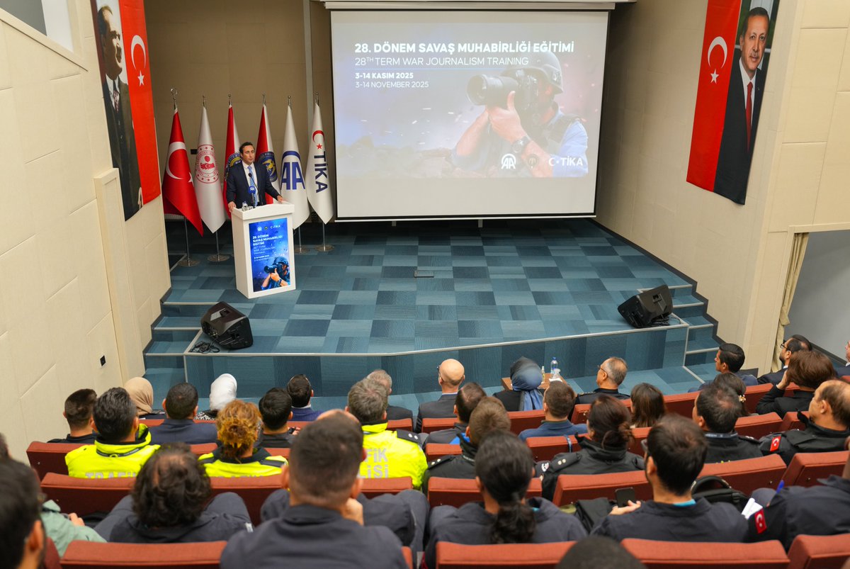 paedutr's tweet image. Polis Akademimiz ve Anadolu Ajansı iş birliğiyle, savaş, afetler ve olağanüstü hallerde görev yapabilecek operasyonel muhabirler yetiştirmek amacıyla 03-14 Kasım 2025 tarihleri arasında düzenlenecek &apos;28. Dönem Savaş Muhabirliği Eğitimi&apos;nin açılış töreni gerçekleştirilmiştir.…