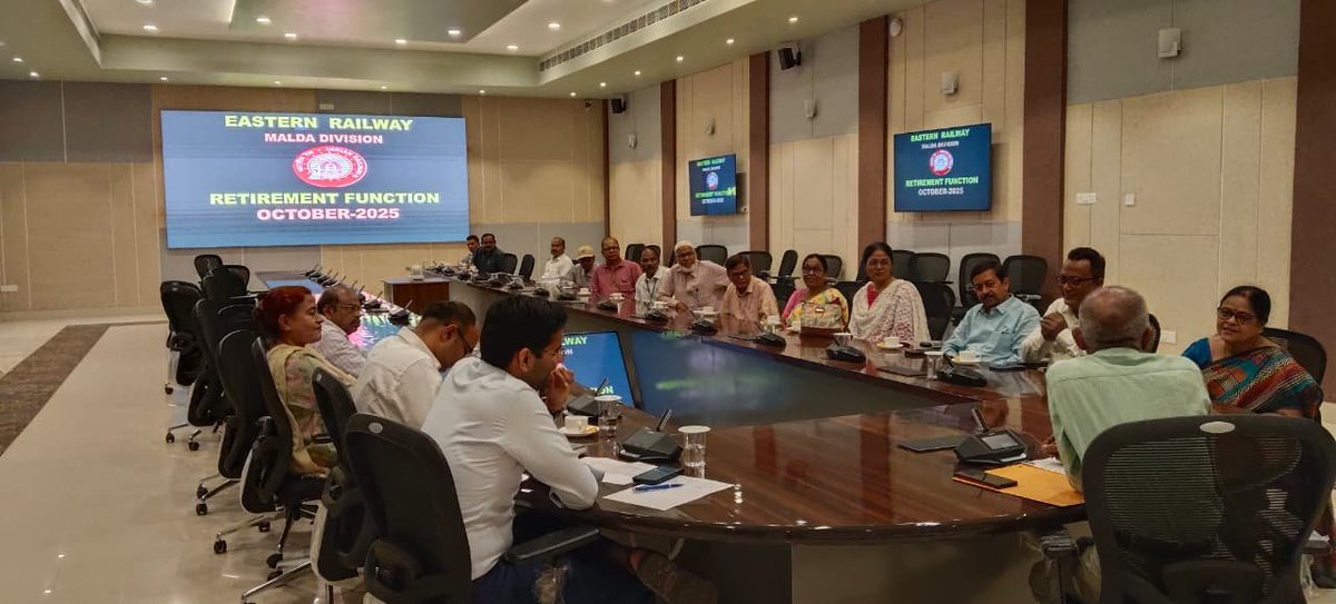 drmmalda's tweet photo. Malda Division organised a heartfelt retirement function to honour the dedicated employees for their years of service and commitment to Indian Railways. Their contribution will always be remembered with pride and gratitude.#RetirementFunction #HonouringService #Gratitude https://t.co/e9aCAQcXJw