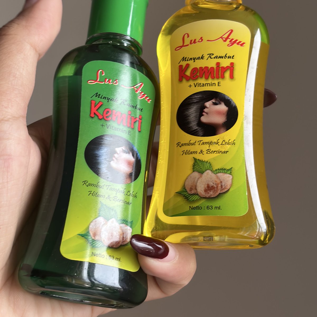 I rarely stock the same hair oil, but this one works for me.

Aku pakai Lus Ayu Minyak Kemiri + Vitamin E dan surprisingly baunya nggak too strong. Teksturnya juga nggak berat, jadi nyaman dipakai sebelum keramas 👍🏻✨