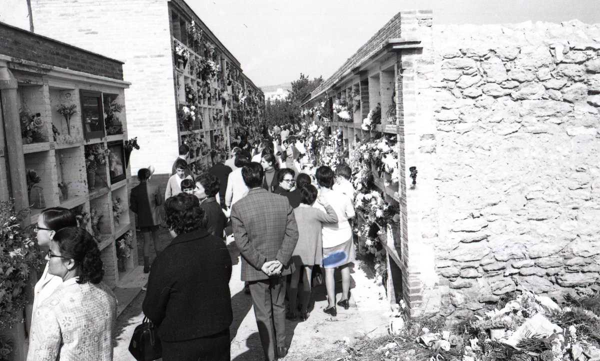 A l’#ACGAF conservem fons fotogràfics que ens ajuden a explicar la història i tradicions. Aquest cap de setmana hem celebrat la #Castanyada i #TotsSants, i recuperem aquesta fotografia (📷Ramir Horro) del cementiri de Vilanova, testimoni d’un temps passat. 🌰💐<a href="/ajuntamentvng/">Vilanova i la Geltrú</a>