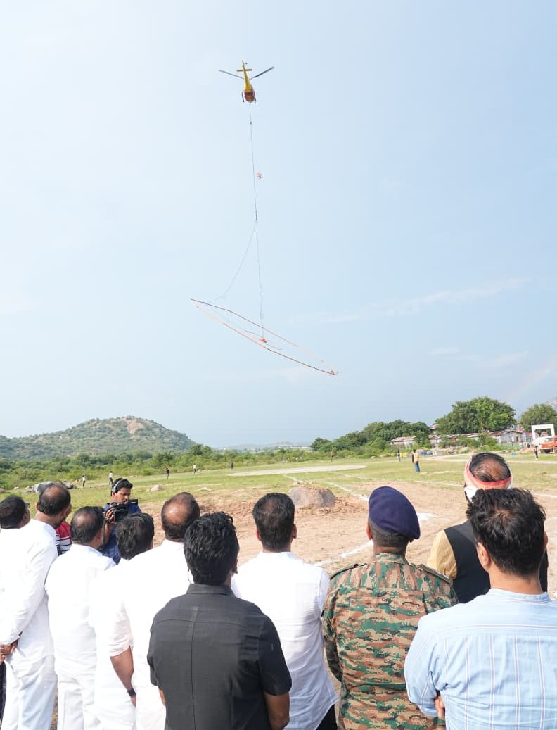 శ్రీశైలం ఎడమ గట్టు కాలువ (#SLBC) ప్రాజెక్టు టన్నెల్ పనులు కొనసాగించడానికి సంబంధించి ముఖ్యమంత్రి శ్రీ <a href="/revanth_anumula/">Revanth Reddy</a> గారి సమక్షంలో నేషనల్ జియోఫిజికల్ రీసెర్చ్ ఇనిస్టిట్యూట్ (#NGRI) శాస్త్రవేత్తల నేతృత్వంలో హెలిబోర్న్ ఏరియల్ ఎలక్ట్రోమ్యాగ్నెటిక్ సర్వే కార్యక్రమం ప్రారంభమైంది.