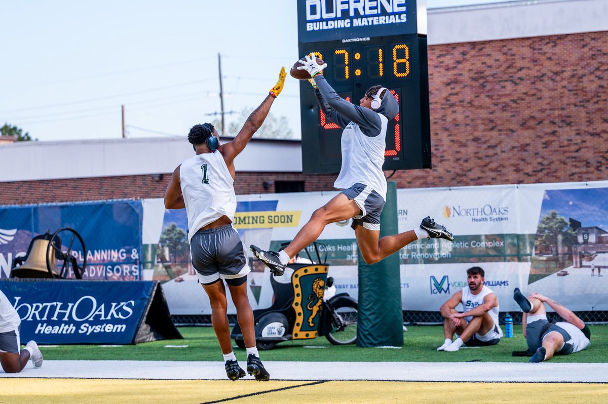 CoachSlaughter2's tweet image. Be loyal to your goals and not your comfort zone… Back to the basics. #MondayMorning Reach one Teach one! Keep stacking good days! Winning requires you to be different and different scares people. #OhWell #SGTS #LionsWRs #WeDifferent