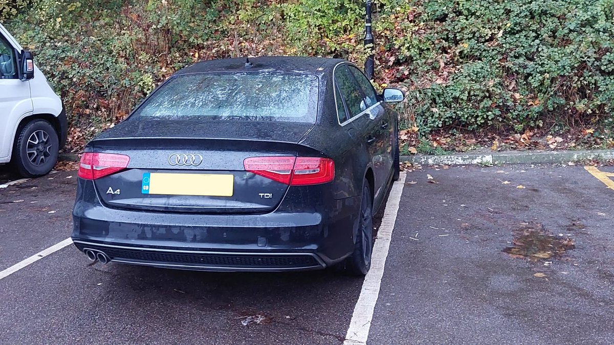 SurreyRS's tweet image. 🚔 Stolen Audi recovered within the hour!

Taken from Woking  — tracked by an #SPCasualtyReduction officer on the M25 and stopped near Croydon.

Three arrested for theft, drugs, &amp;amp; no insurance.
Victim reunited with their car. 💪

#RapidResponse #Teamwork