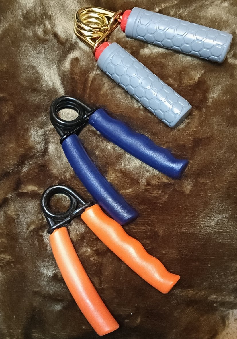 下50、真ん中60、上70kg 体感1番上だけ桁違いにかたい。
50と60の差って、5kgもない?!
…って、俺、閉じやすいからってグリップ下の開いてる所を握るけど、それで正しい数値の負荷が掛かってないのかも。指の溝に合わせて握ると無理だわ。70のは、デカいから下の方握れなくてズル出来ないしな…泣