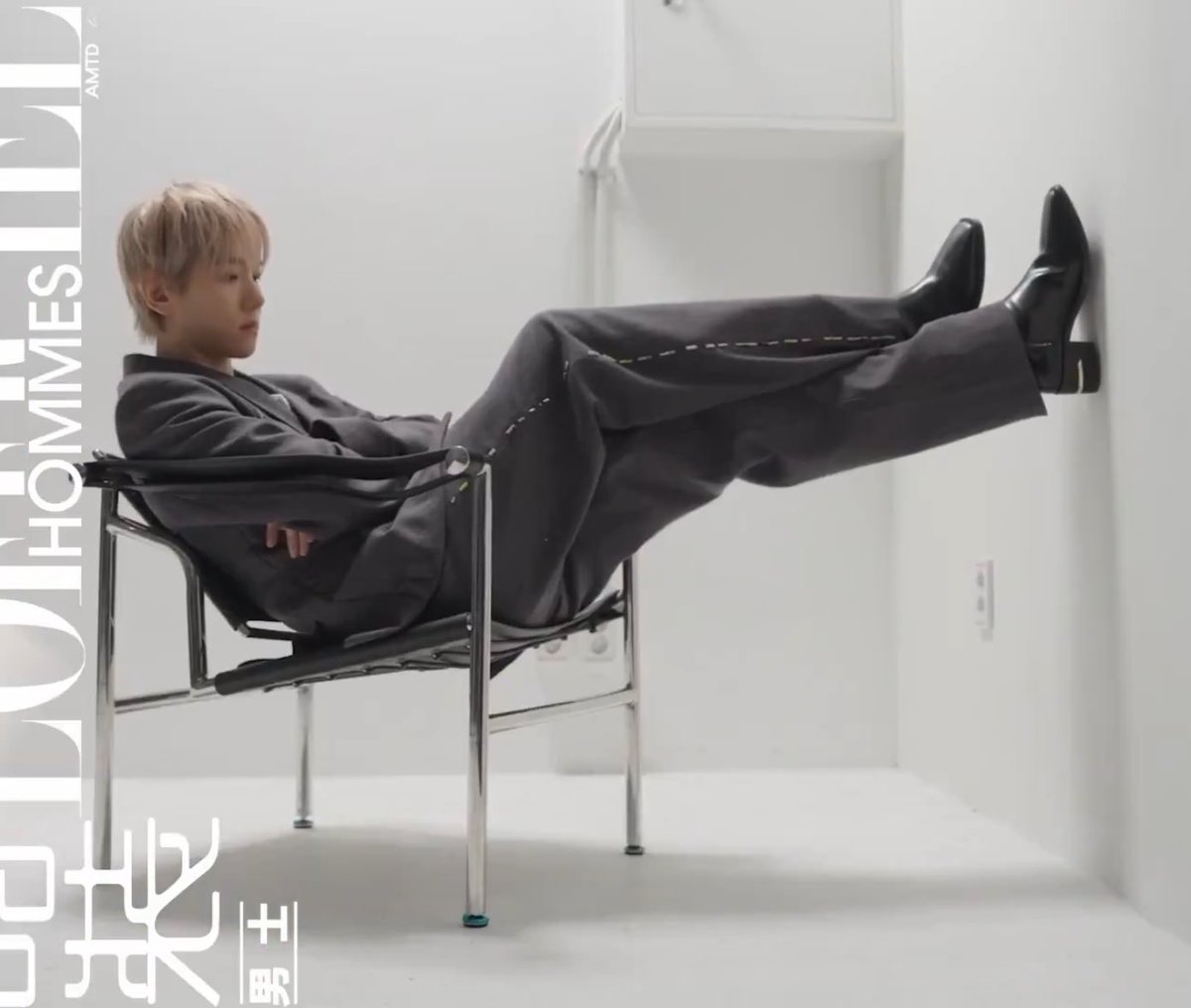 THE HEEEEEEELS AGAINST THE WALL….. WELCOME BACK MOTHER CUNTRESS BAEKHYUN