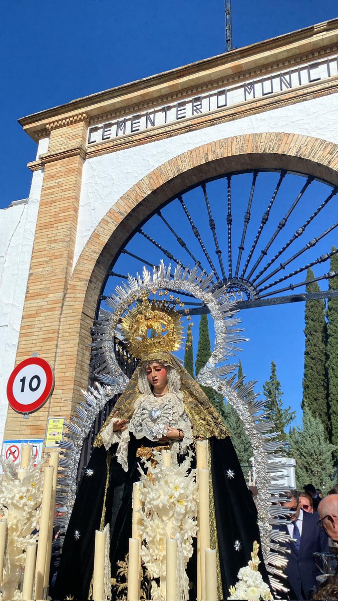 gpalfonso_'s tweet photo. La soberbia Virgen de los Dolores Coronada de Arahal.
A su vuelta del cementerio municipal San Gabriel, hace un año de manera extraordinaria con motivo de su Coronación Canónica.

#DoloresCoronada #Arahal #JesúsNazareno #Dolores https://t.co/xQk1OxVqGt