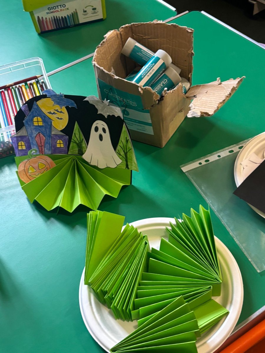 CharltonLib's tweet image. We had fun at #CharltonLibrary last week, making spooky scenes 👻🎃 using different colours + materials! For more #CraftingFun, #MessyMorning on Tuesdays + #LibraryFunClub on Saturdays, both from 10.30-11.30am, join us to make friends, borrow books + create! 🎨 #LoveYourLibrary