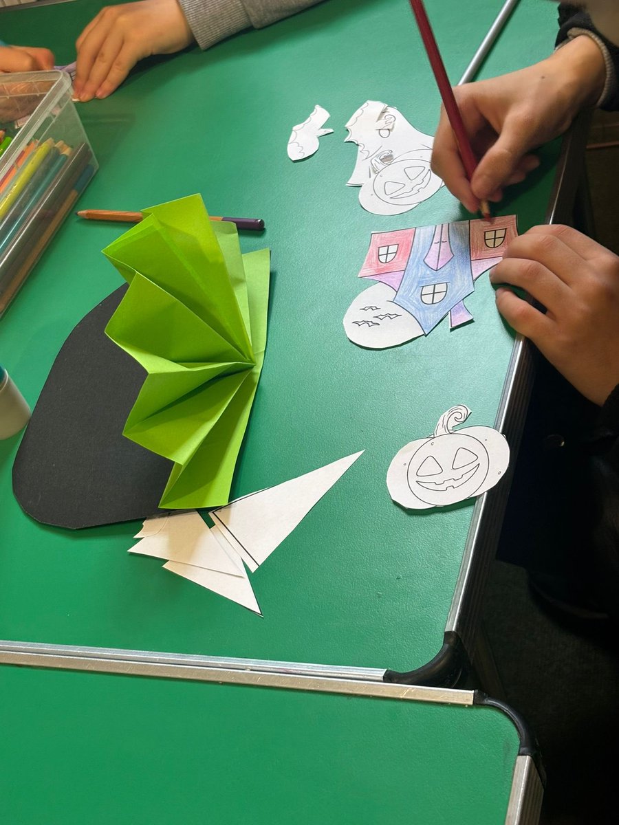 CharltonLib's tweet image. We had fun at #CharltonLibrary last week, making spooky scenes 👻🎃 using different colours + materials! For more #CraftingFun, #MessyMorning on Tuesdays + #LibraryFunClub on Saturdays, both from 10.30-11.30am, join us to make friends, borrow books + create! 🎨 #LoveYourLibrary