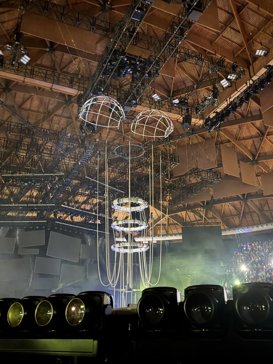_MrsFearless's tweet photo. WTF #thelifetimestourbologna https://t.co/8oFhlVnJ27