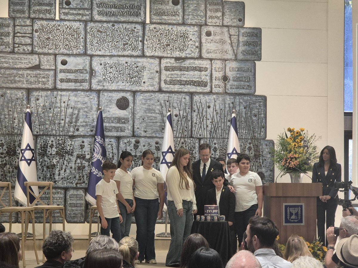 נשיא המדינה בטקס הזיכרון הממלכתי ליצחק רבין: 
האם למדנו מאז משהו? לזהות מתי הבדלי דעות הופכים לקרע שמתוכו עלול לבוא המתנקש הבא?
גם בימים אלה אנחנו רואים את האלימות על שלל היבטיה מרימה ראש. 
יש מי ששוכח ואולי בוחר לשכוח שבסוף מדובר בבני אדם שבחרו להקדיש את חייהם למדינה ולעם