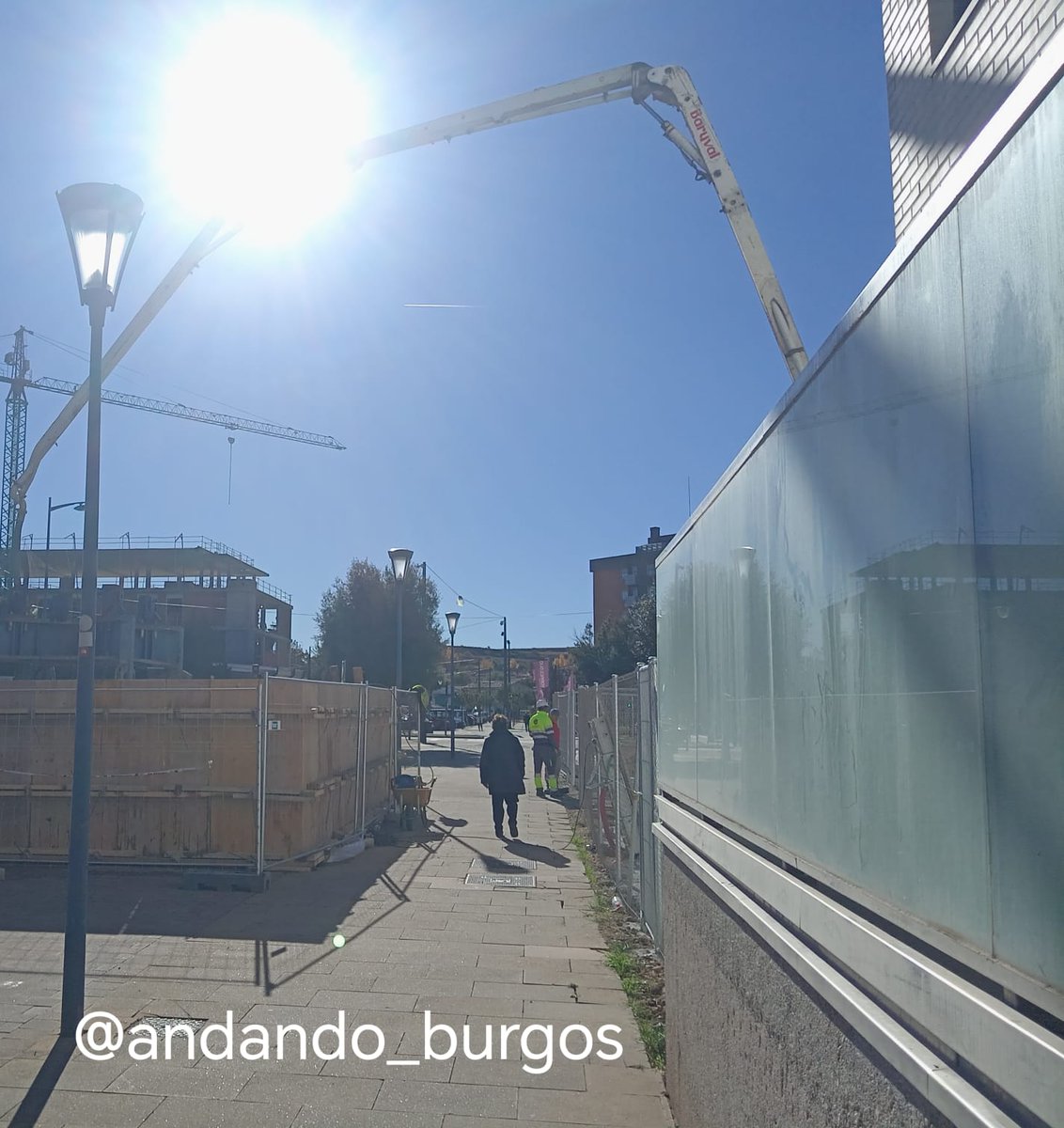 andando_burgos's tweet photo. No, mire: hay cosas que no pueden ser @Aytoburgos 
1º: Nos quitan aceras. 
2º: ¿Hemos de pasar por debajo de maquinaria y materiales?
- Resuelvan primero la movilidad segura de los ciudadanos, y después den licencias. 
@correodeburgos @diariodeburgos @Canal54TVBurgos https://t.co/wfTX5isZZg