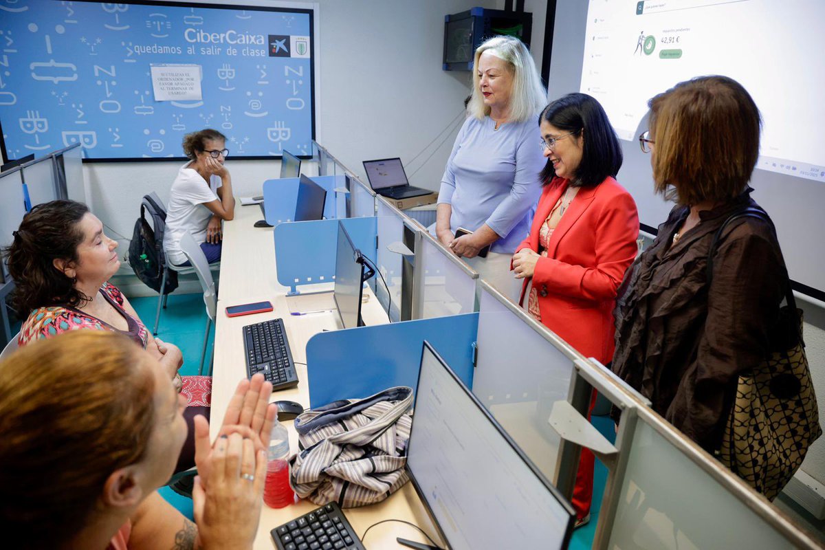 💻Hoy acompañamos al alumnado de la <a href="/UPLasPalmasGC/">Universidad Popular de Las Palmas de Gran Canaria</a> en el curso 'Combatamos la brecha digital'

📲Con esta iniciativa, ayudamos a que l@s mayores de #LPGC mejoren sus competencias digitales y se sientan seguras usando la tecnología

🫶Una ciudad más cercana, moderna y accesible