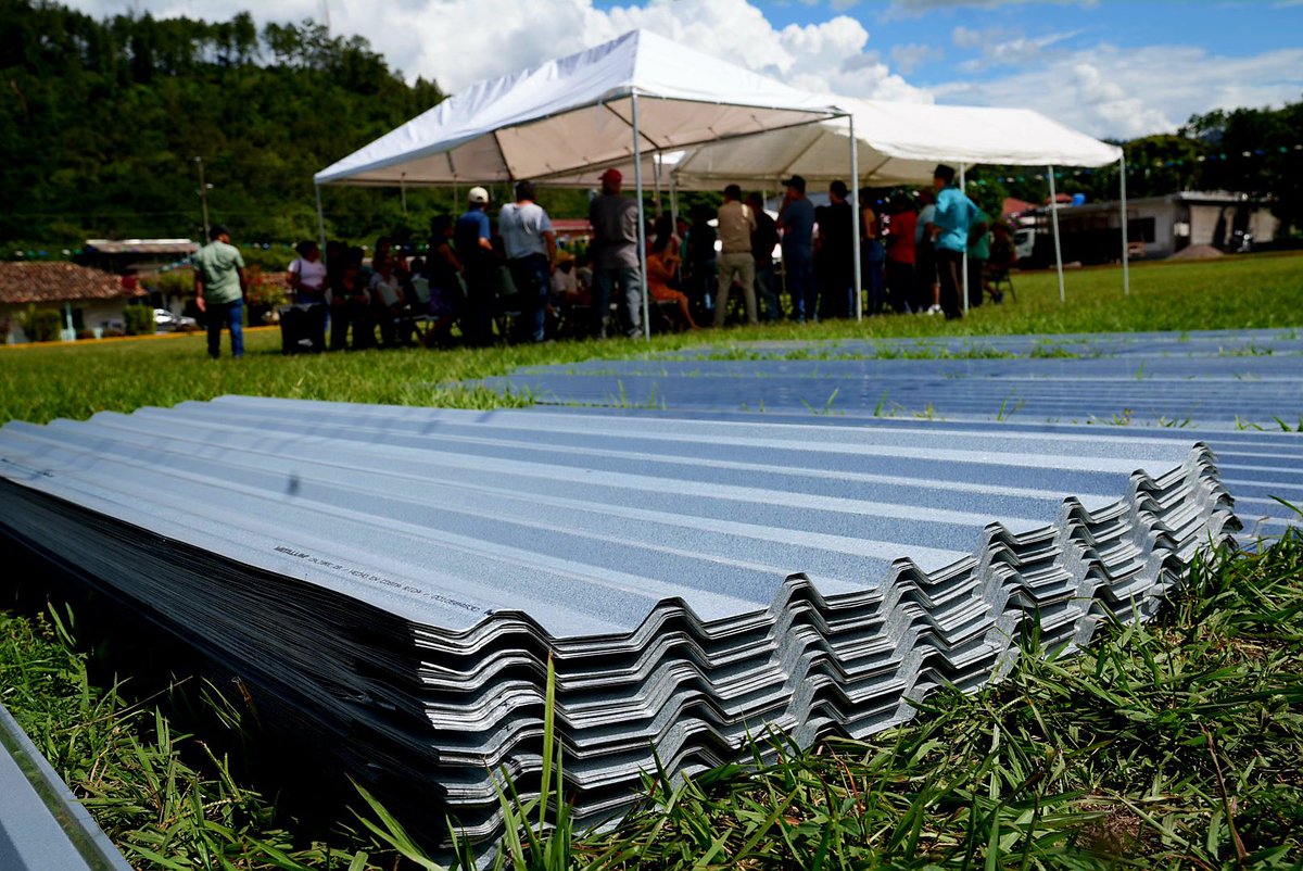 Los diputados <a href="/Cristia47791215/">Cristian Hernández</a> e #IvinFonseca, en el marco del programa “Caravanas de la Esperanza”, continúan llevando apoyo solidario a las familias más necesitadas de Santa Bárbara; recientemente realizaron una entrega de materiales en Gualjoco, junto al alcalde Edgardo Toro y