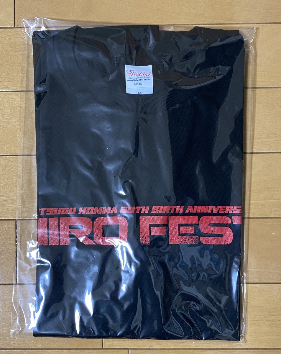 Hiroshi2k0714's tweet photo. ✨独り言✨
今日、着ていくTシャツの吟味中にこんなの出てきた。一度も袖を通してない。
#本間大嗣 の還暦祝いの #HiroFes のTシャツだ!この日、初めて #NakedMachine を見たんだよね😄
そもそも、このFes参戦は、当時、ANTHEMのサイン(例のブックレットの件)を集めていた私に、本間さんが、FesにANTHEMの奴らがくるから来なよと誘われたからでした。
とは言え、すぐそこにANTHEMのメンバーがいるが会えるわけでもなかった。そんな私は明らかに様子がおかしかったんでしょうね。そこへ声をかけてくれたのが、#Gentaro さんだった。 事情を説明し本間さんに取り次ぎに動いてくれた。流石に主賓、多忙を極めていて会えなかった。
まだANTHEMファミリーなる言葉を使い始める半年ぐらい前の話😅思い出だね。
