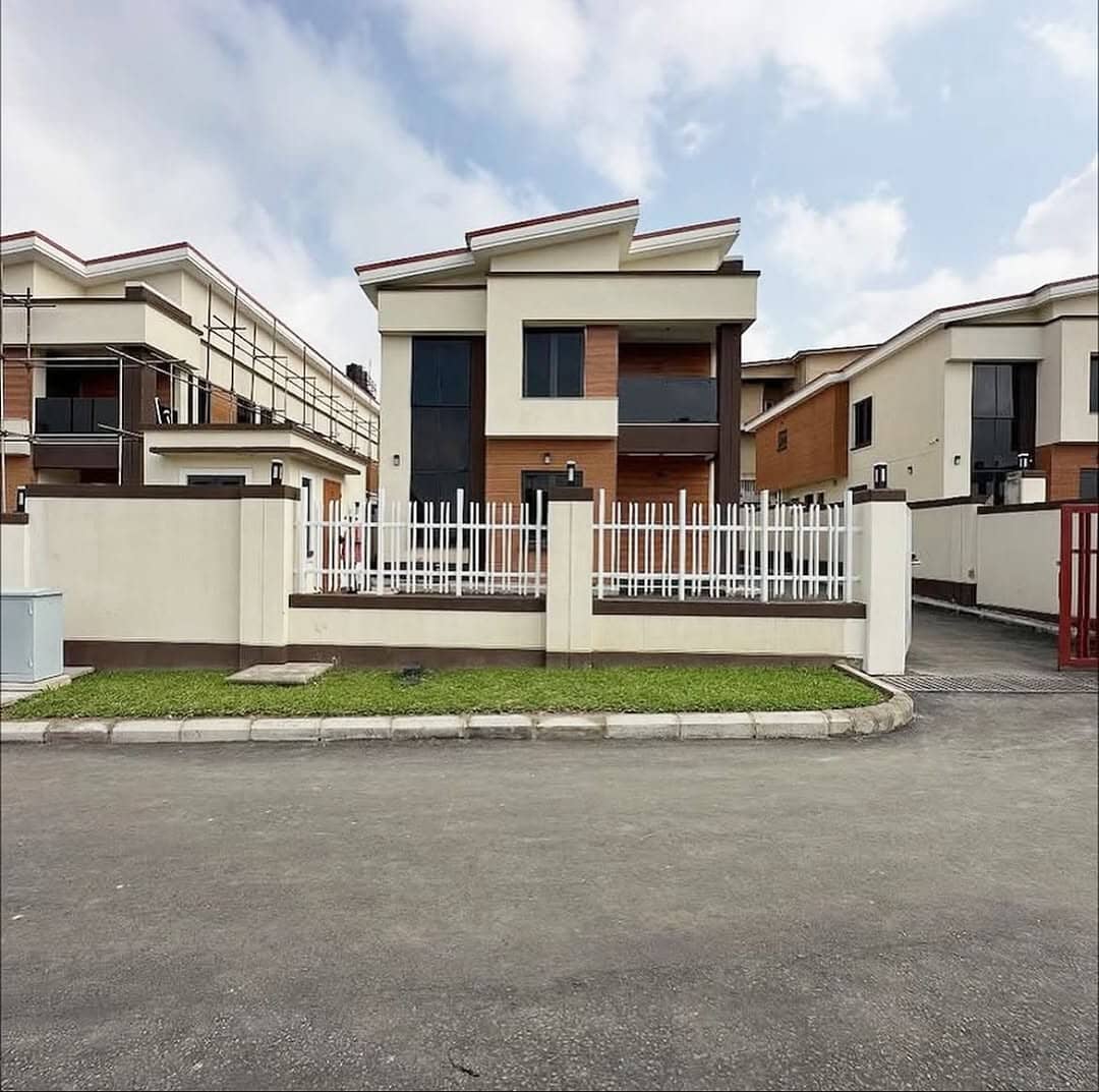 PapiTalk2papi's tweet image. Newly constructed 4bedroom fully detached duplex with a BQ &amp;amp; family lounge
Features:
- two living rooms
- fully fitted kitchen
- store
- all rooms en suite
- walking closet
- fully secured environment
- children’s recreational area
Location: Life camp - Abuja

Price: N550Million