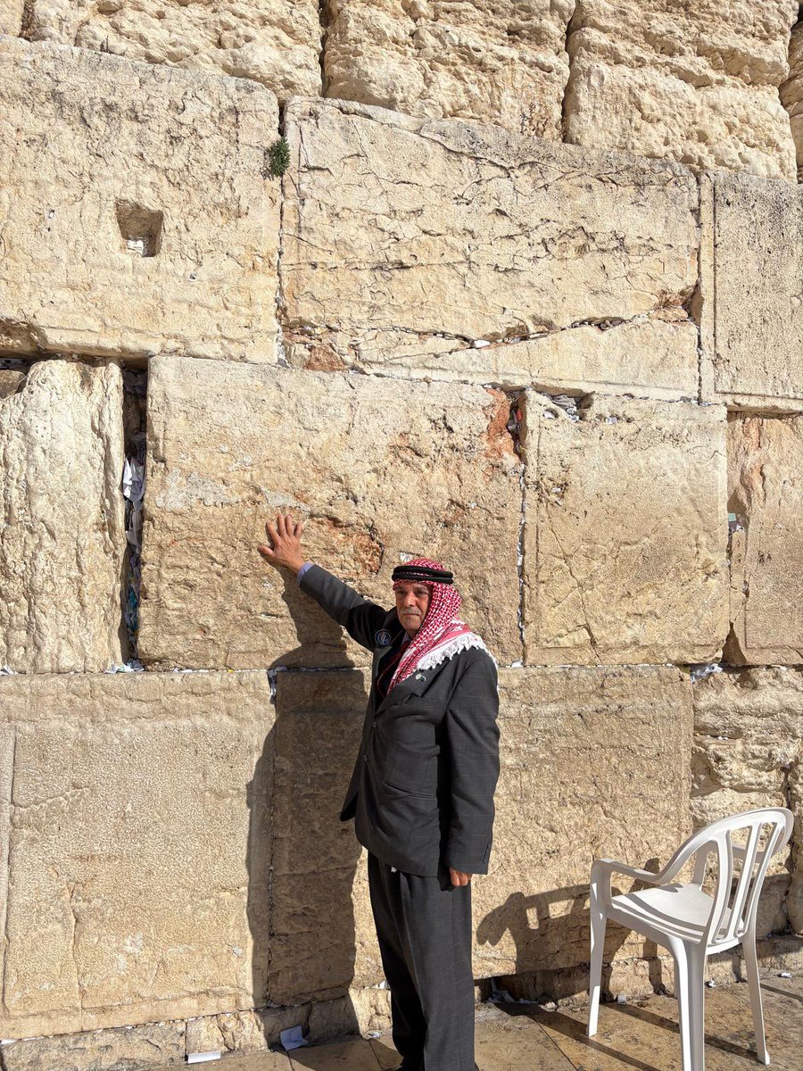 הירדני שביקר בכותל ועורר סערה - בריאיון ל-<a href="/N12News/">החדשות - N12</a>: "זה היסטורי, אני מאמין בשלום"

עבדאללה אל-מעלא מהשבט הבדואי בני חסן, עמד לפני כמה ימים מול אבני הכותל ושלח מסר חוצה גבולות: לא של פוליטיקה, אלא של שלום. כמה שעות לאחר מכן, הוא כבר מצא את עצמו בלב סערה. "לא ציפיתי לכאלה תגובות.