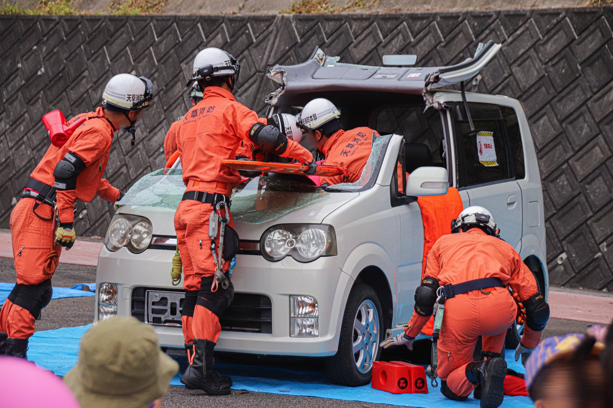 t_d5q's tweet photo. 天草の公開訓練❣️✌🏻👩🏻‍🚒
6想定もあったし、車2台ガチで破壊しててすんごかった👏🏻❤️‍🔥🏅車使った訓練見たかったから見れてちょーーーうれしい❣️😙🌟
てか車のドアの頑丈さにびっくりした✋🏻✋🏻
関係ないけどぼく車に乗ってるとき知らない人がドア開けて乗りこんでくるんじゃないかって常にこわいです⬅️ https://t.co/3A7EvIbv8t