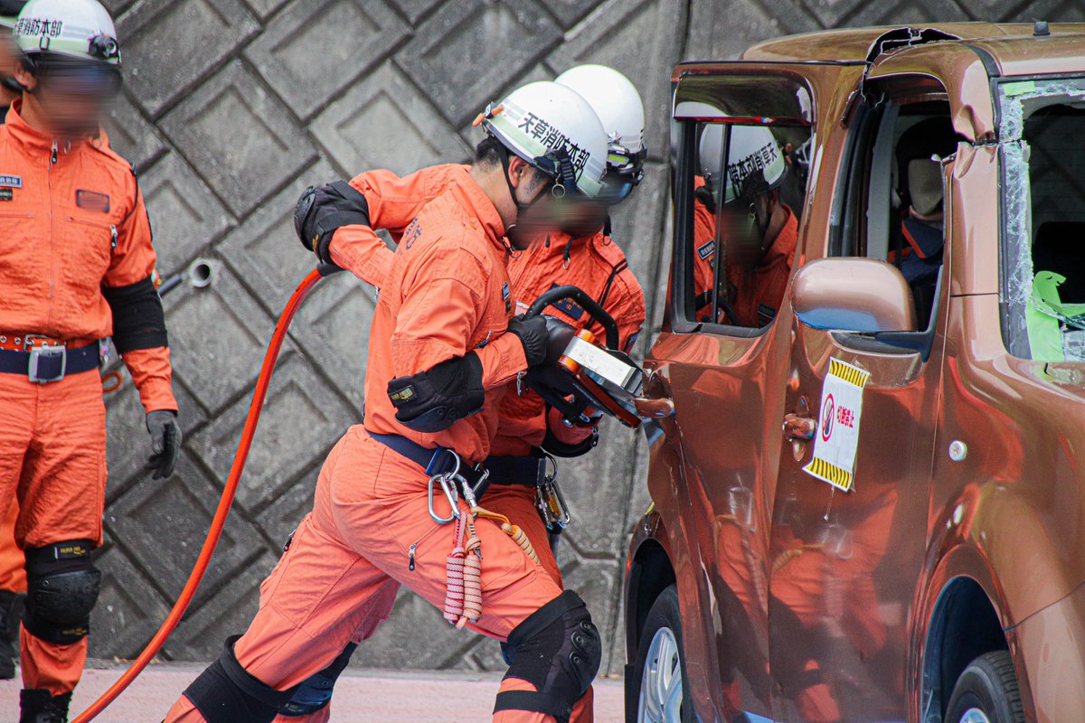 t_d5q's tweet photo. 天草の公開訓練❣️✌🏻👩🏻‍🚒
6想定もあったし、車2台ガチで破壊しててすんごかった👏🏻❤️‍🔥🏅車使った訓練見たかったから見れてちょーーーうれしい❣️😙🌟
てか車のドアの頑丈さにびっくりした✋🏻✋🏻
関係ないけどぼく車に乗ってるとき知らない人がドア開けて乗りこんでくるんじゃないかって常にこわいです⬅️ https://t.co/3A7EvIbv8t