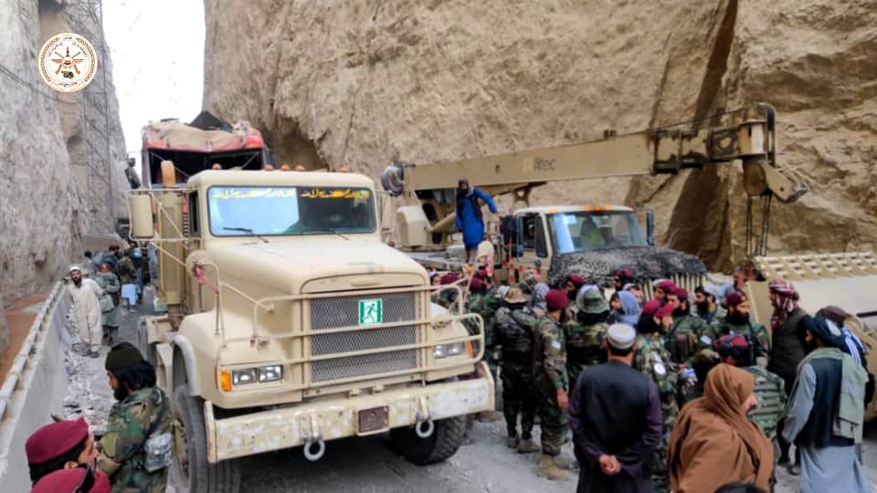 در اثر زلزله اخیر، شاهراه عمومی زون شمال در تنگی تاشقرغان مسدود شده بود، که به کمک و همکاری تیم‌های نجات و انجنیری قول اردوی ۲۰۹ الفتح وزارت دفاع ملی، این مسیر دوباره به روی ترافیک باز گردیده و هموطنان گیرمانده نجات داده شد؛..