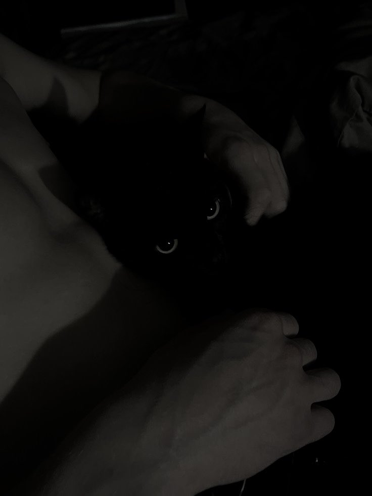 68riu's tweet image. an intruder came while daddy&apos;s cuddling with papa @drkmxion