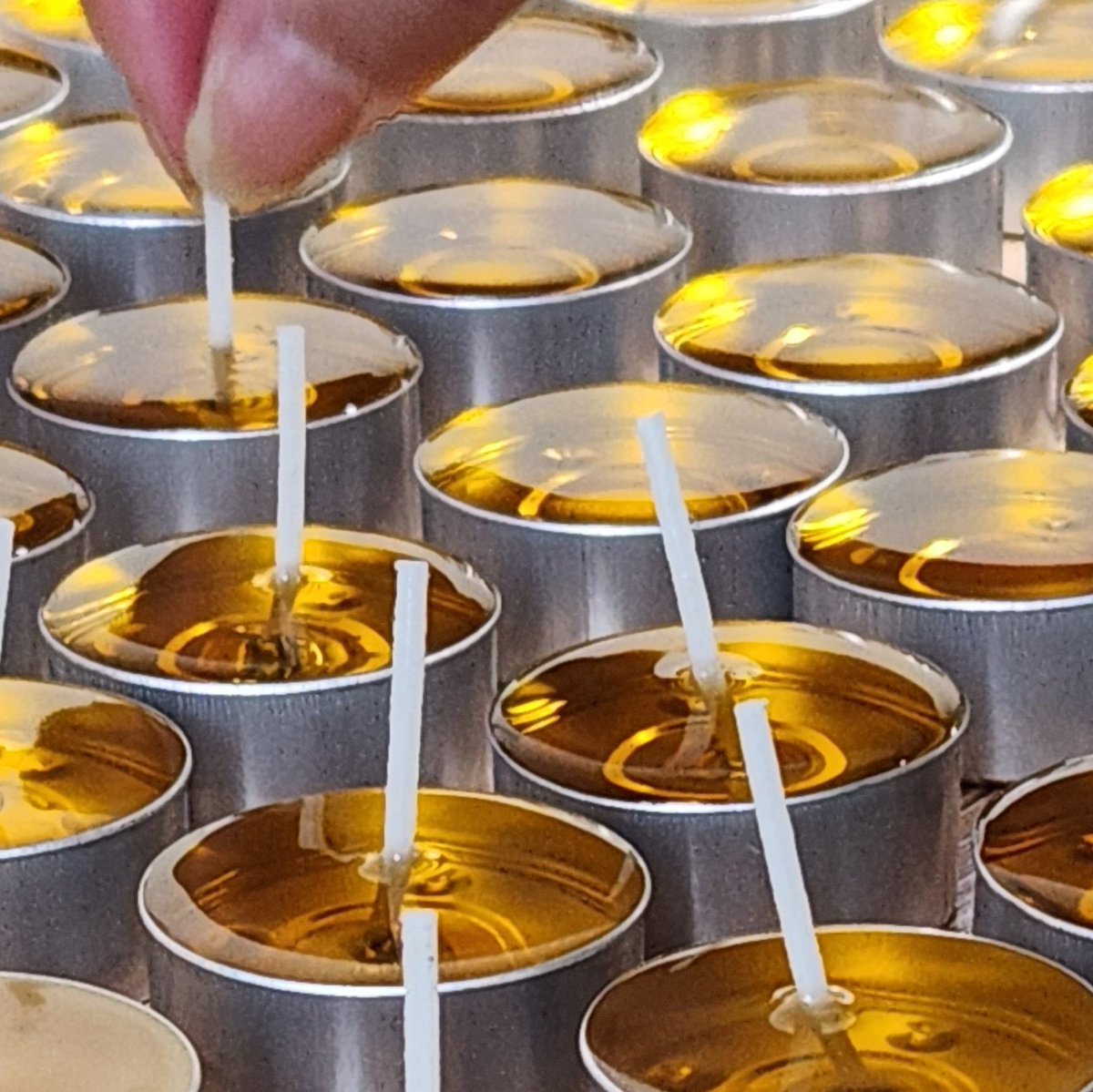 Craft_Codes's tweet image. 크라코 베셀 중 베셀.. 밀랍 티라이트 🥹🍯
국내 생산 짱품질 김부장님댁 밀랍을 받아 소중히 작업하고 있습니다. 언제나 좋지만 특히!! 김장시즌.. 젓갈끓이는 냄새까지 잡아주는 밀랍캔들 들여가세요&amp;gt;&amp;lt;
이 글을 rt해주시는 분들 중 한 분을 뽑아 티라이트 2세트를 보내드립니다:) 추첨은 9일 밤 12시