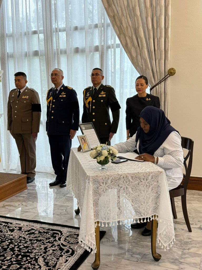 MDVinMalaysia's tweet photo. High Commissioner H.E. Dr. @Mariyam_Shab signed the book of condolence opened at the Royal Thai Embassy in Kuala Lumpur following the passing of Her Majesty Queen Sirikit The Queen Mother of Thailand. https://t.co/Rz2oJ1M0wP