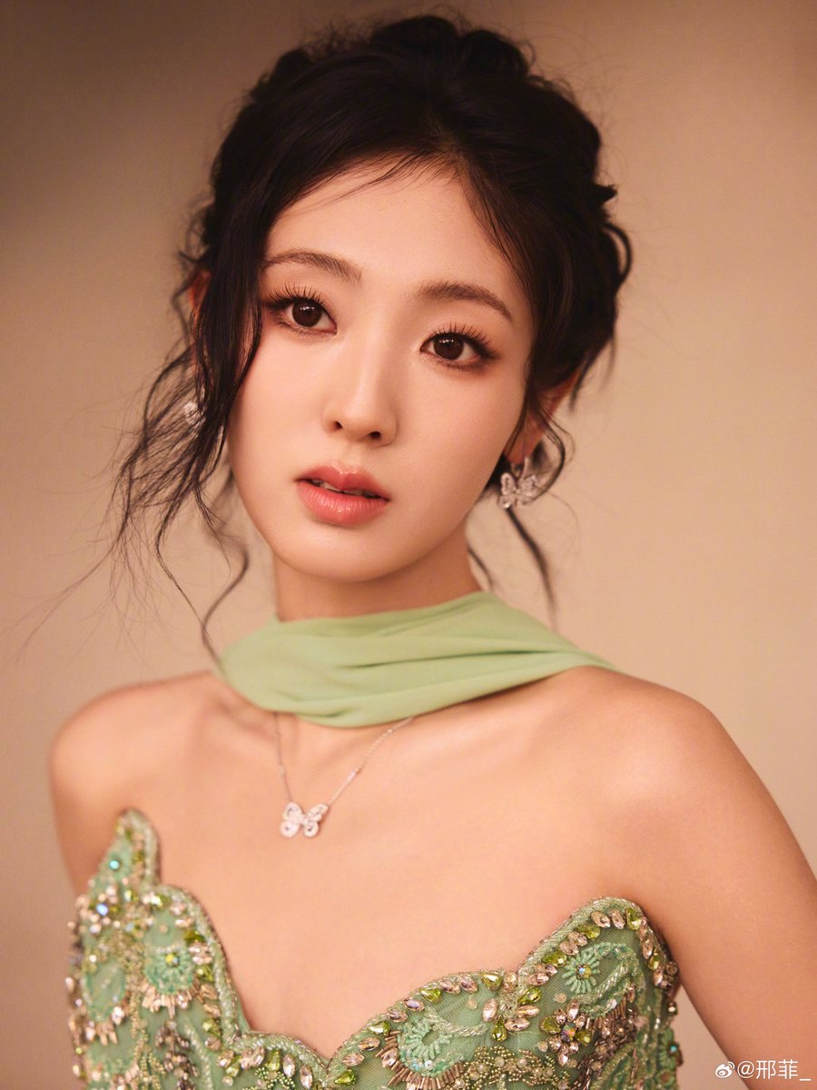 dramapotatoe's tweet photo. #XingFei in her second look for Weibo TV &amp; Internet Video Summit 2025 

More - https://t.co/7G9Qd2MQ0S https://t.co/fvyty8Ewnb