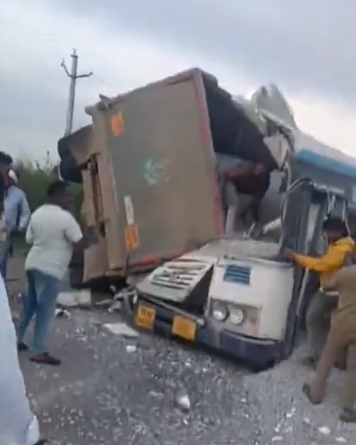 Hyderabad_Mail's tweet image. The tipper carrying gravel from Shadnagar to Vikarabad’s Chittampalli Gate for unloading was overloaded with 50–60 tonnes of gravel. Police said overspeeding and negligent driving caused the crash, as the tipper lost control and rammed into the RTC bus. 

#Chevella #Rangareddy…