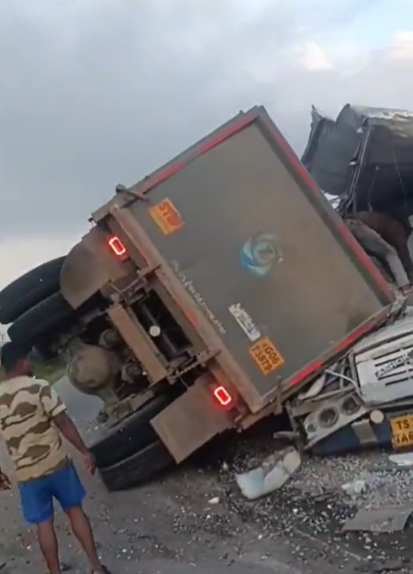 Hyderabad_Mail's tweet image. The tipper carrying gravel from Shadnagar to Vikarabad’s Chittampalli Gate for unloading was overloaded with 50–60 tonnes of gravel. Police said overspeeding and negligent driving caused the crash, as the tipper lost control and rammed into the RTC bus. 

#Chevella #Rangareddy…