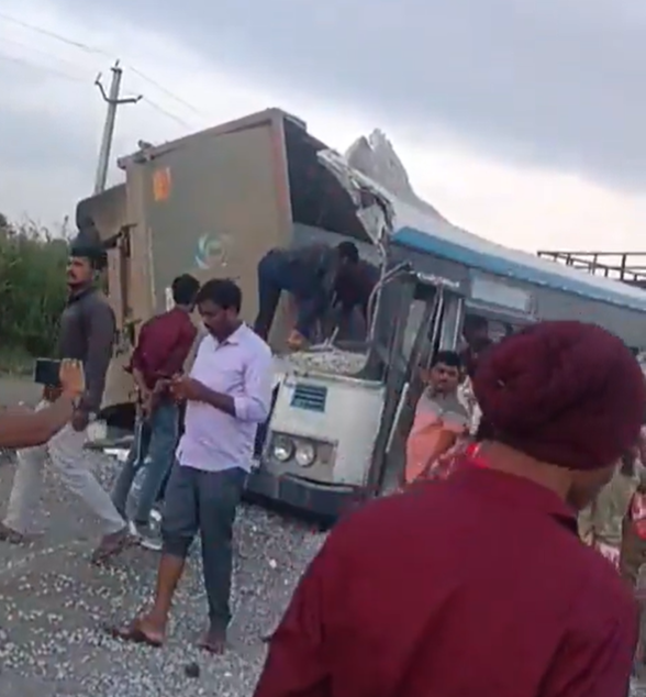 Hyderabad_Mail's tweet image. The tipper carrying gravel from Shadnagar to Vikarabad’s Chittampalli Gate for unloading was overloaded with 50–60 tonnes of gravel. Police said overspeeding and negligent driving caused the crash, as the tipper lost control and rammed into the RTC bus. 

#Chevella #Rangareddy…
