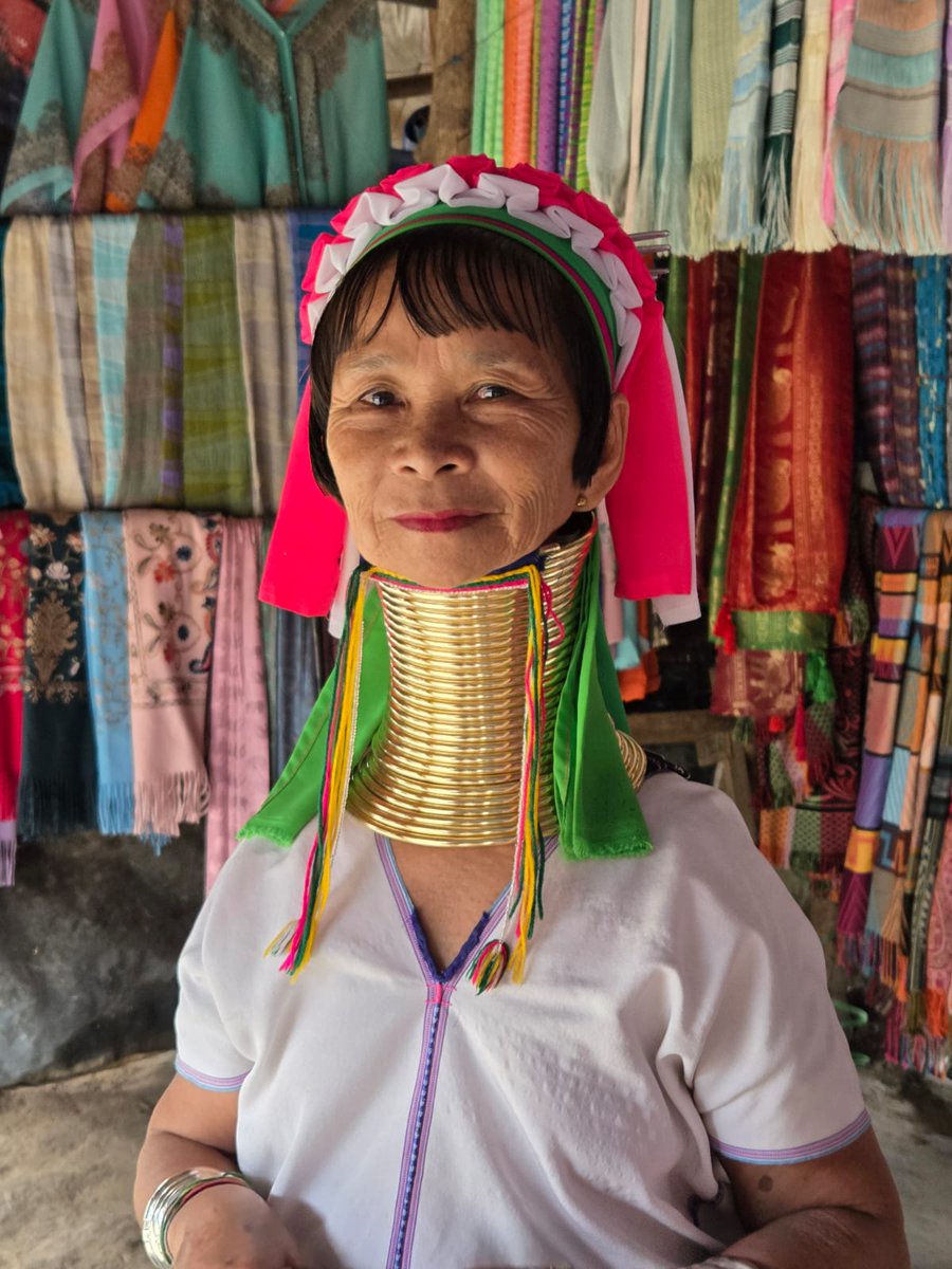 skymanuelima's tweet photo. Aldeia da tribo das mulheres girafa em Akha, norte da Tailândia, junto ao triângulo dourado, onde a Tailândia faz fronteira com o Laos e Myanmar. #Mulheres_Girafa #Akha #Tailândia #travelphotography #viagens #FotógrafoAmador https://t.co/uTw3hyc1Lm