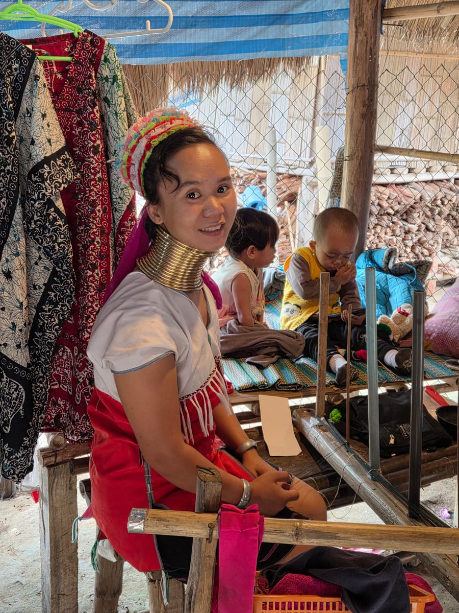 skymanuelima's tweet photo. Aldeia da tribo das mulheres girafa em Akha, norte da Tailândia, junto ao triângulo dourado, onde a Tailândia faz fronteira com o Laos e Myanmar. #Mulheres_Girafa #Akha #Tailândia #travelphotography #viagens #FotógrafoAmador https://t.co/uTw3hyc1Lm