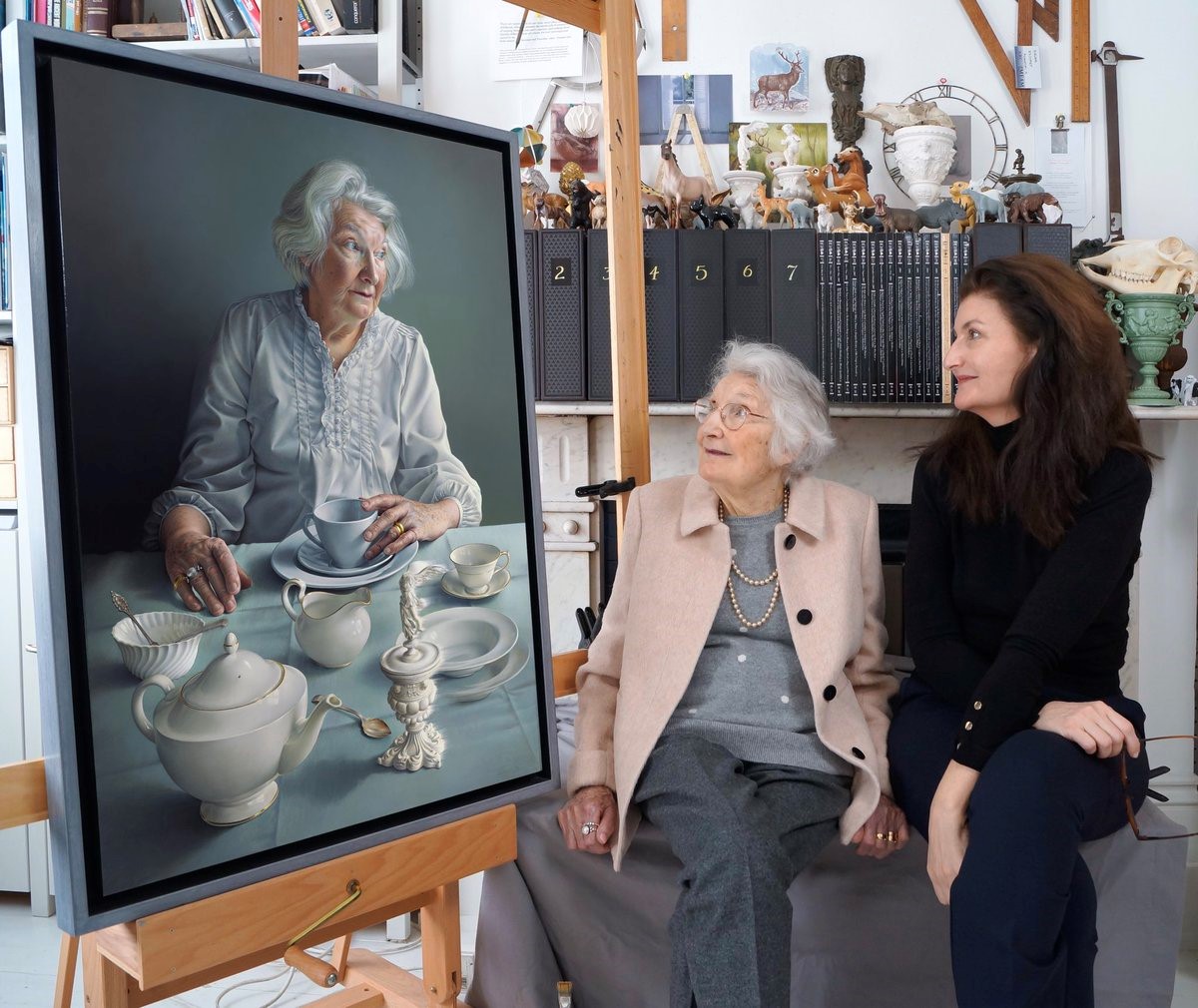 Barcelona-born UK-based artist Miriam Escofet’s portrait of her mother, An Angel at my Table. winner of the prestigious 2018 BP Portrait Award. At R, a close-up / a joint viewing by mother &amp; daughter © Miriam Escofet