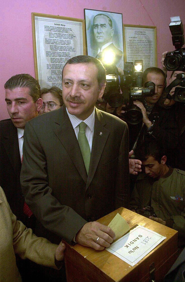 demr_b's tweet photo. 3 Kasım 2002 yalnızca @Akparti’mizin ilk seçim zaferi değil aynı zamanda milletimizin güçlü desteği ile ülkemiz için yepyeni bir dönemin başlangıcı; Türkiye’nin siyasi,ekonomik ve her alanda yeni ufuklara yelken açtığı gündür.
Durmak Yok Yola Devam
@RTErdogan
#3Kasım2002
#akpart https://t.co/IaEtVjbUnG