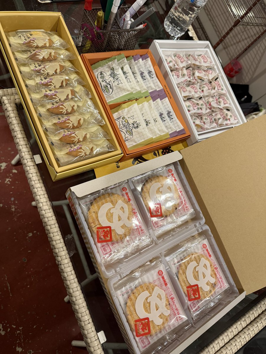 gratifun_live's tweet photo. 出演者・スタッフへの差し入れまで  
ご用意くださった方もいらっしゃって…🥹💐  

お心遣い、本当にありがとうございました✨  
みんなで美味しくいただきました🍀  

ご来場くださった皆様、　#GratifunLive
で感想お待ちしております✨ https://t.co/Bspbze44AK