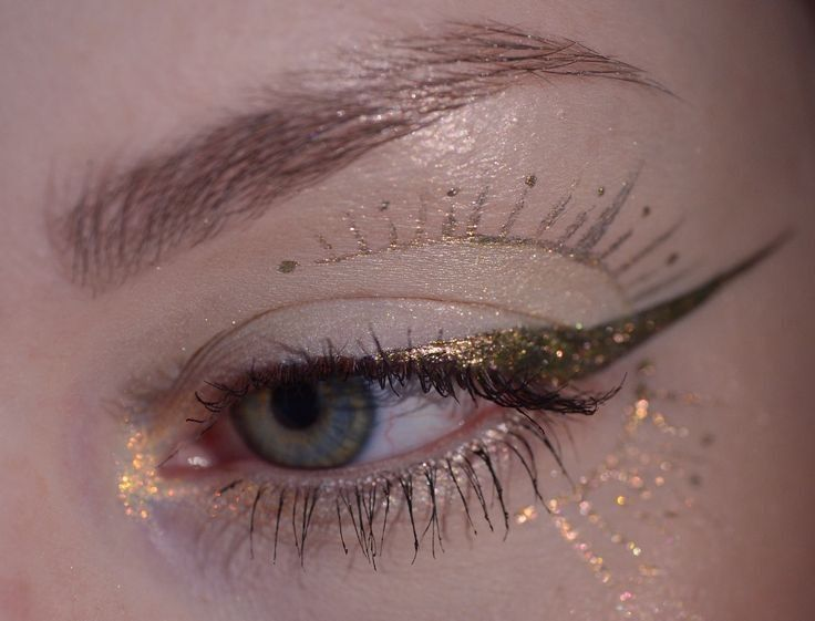 archivedlooks's tweet photo. Gold makeup looks https://t.co/Gum9WWalVQ