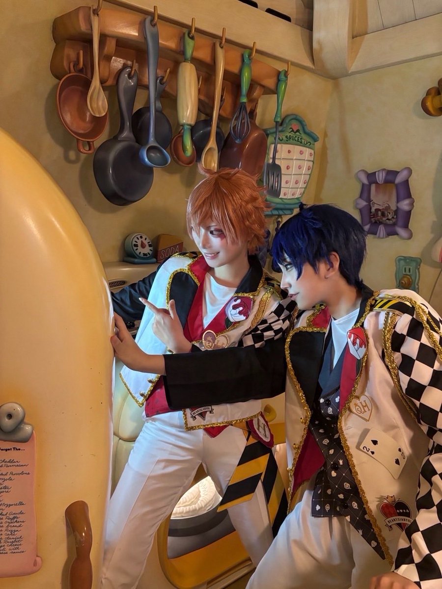 twst/cos

❤️「オレ、チョコレートケーキにしよっと。」

♠️「僕はなにも見てない。なにも見てないからな。」

 #Dハロツイステ仮装  #Dハロ