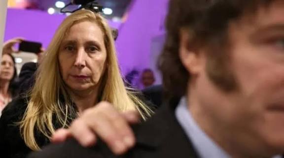 SoyPROpuro's tweet image. Esta #Cajera, #Coimera, #Repostera, #Tarotista, maneja al #Desequilibrado como a un nene de 2 años.