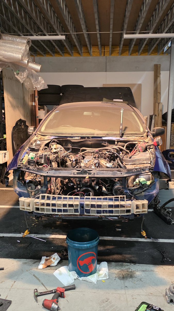 Uniiquity's tweet photo. Giving the ute a quick service ☺️ https://t.co/9vFIlvrlUA