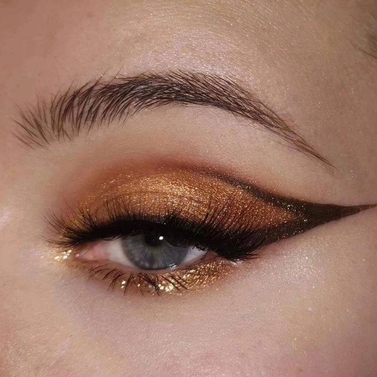 archivedlooks's tweet photo. Gold makeup looks https://t.co/Gum9WWalVQ